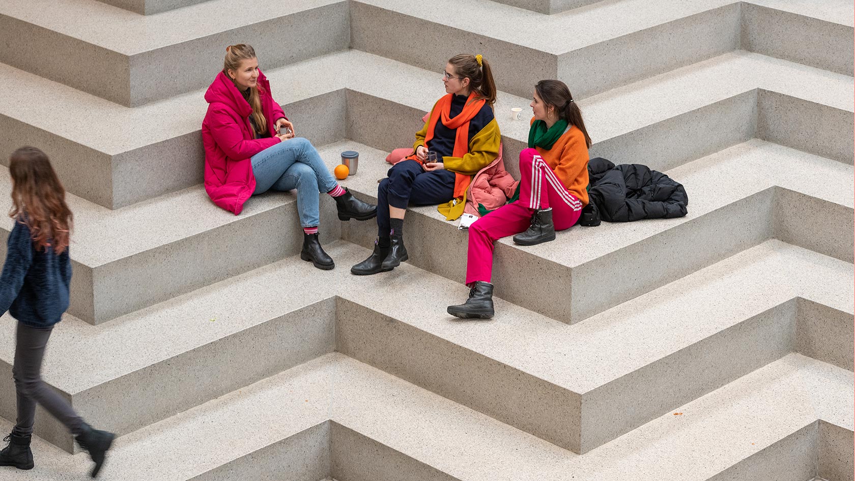 Studierende im Lichthof am Campus Irchel