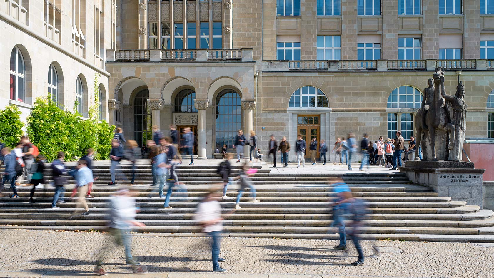 Studierende vor dem Eingang Künstlergasse 