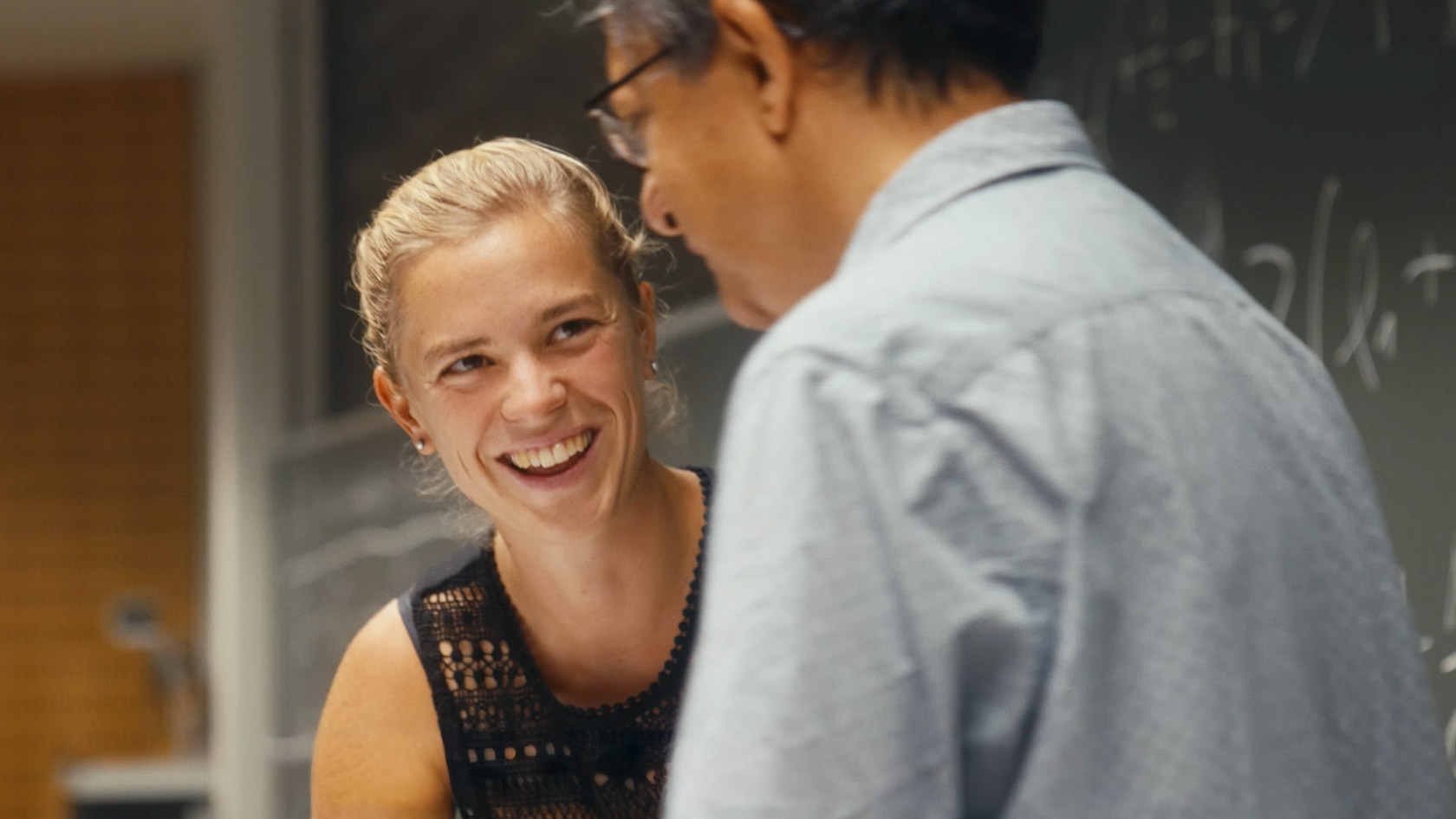UZH student and lecturer teaching together