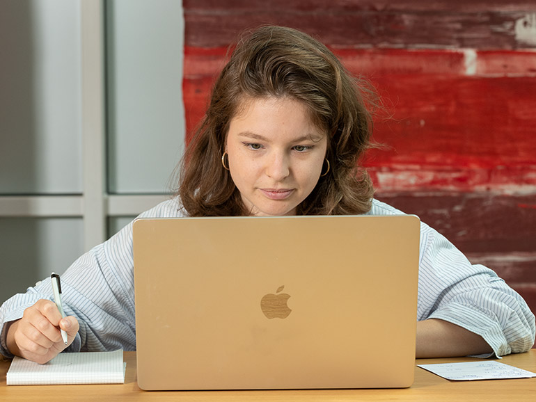 Eine Studentin arbeitet am Laptop