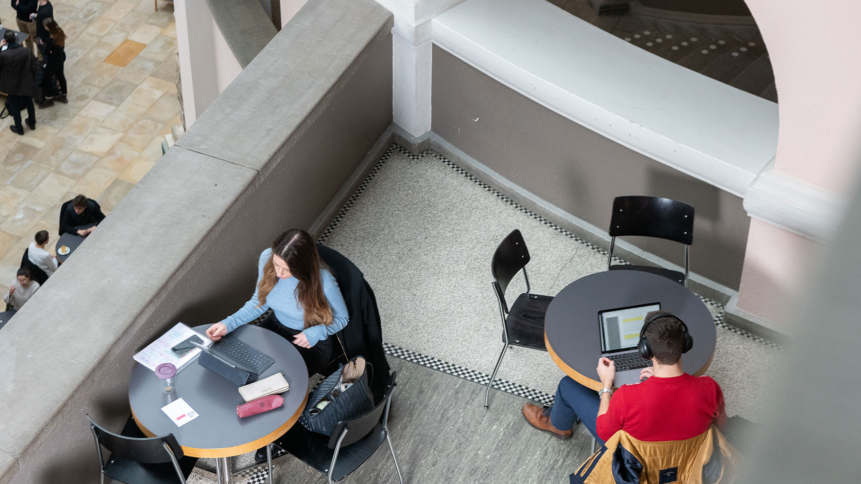 Studierende am Lernen am Standort Universität Zürich Zentrum