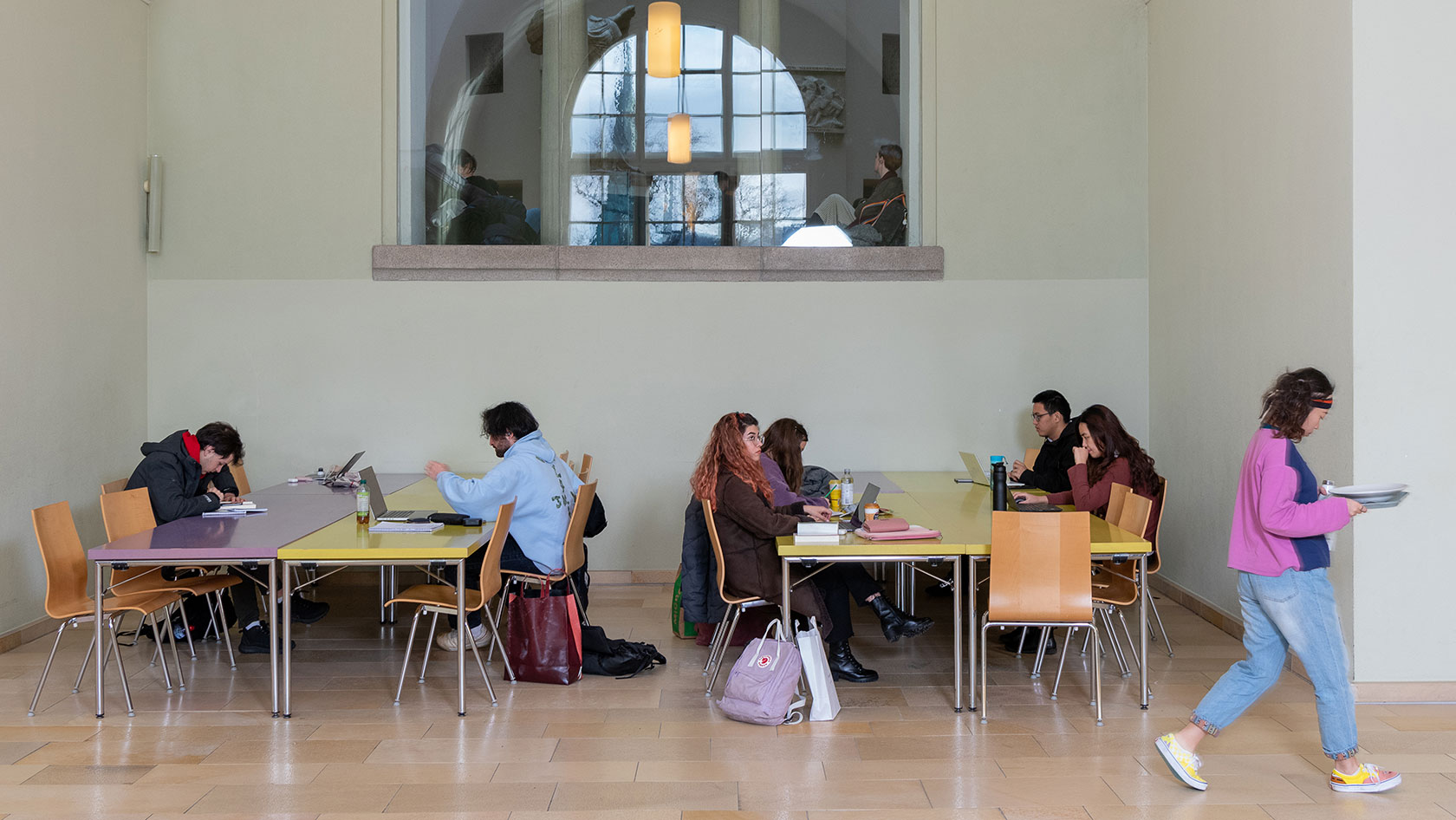 Studierende im Foyer des Standorts Universität Zürich Zentrum